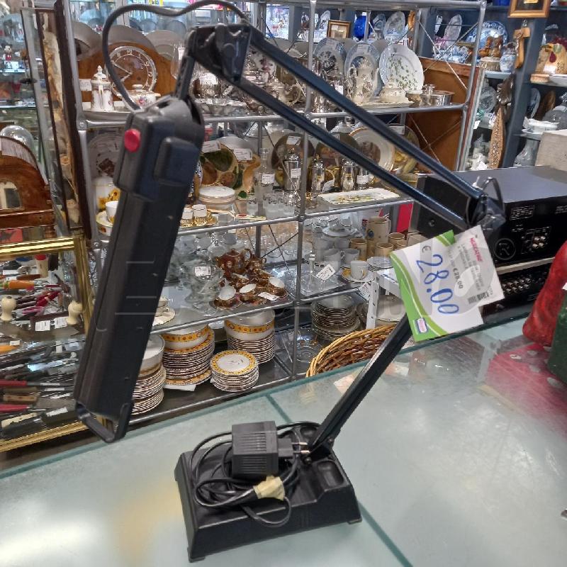 LAMPADA DA TAVOLO NERA SNODABILE | Mercatino dell'Usato Moncalieri - fr. moriondo 2