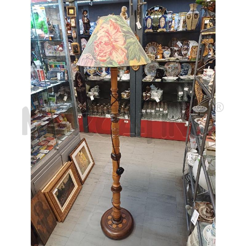 LAMPADA PIANTANA LEGNO LAVORATO  | Mercatino dell'Usato Moncalieri - fr. moriondo 1