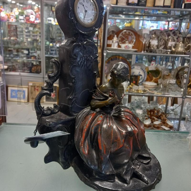 OROLOGIO VEGLIA DAMA IN TERRACOTTA DIPINTO  | Mercatino dell'Usato Moncalieri - fr. moriondo 5