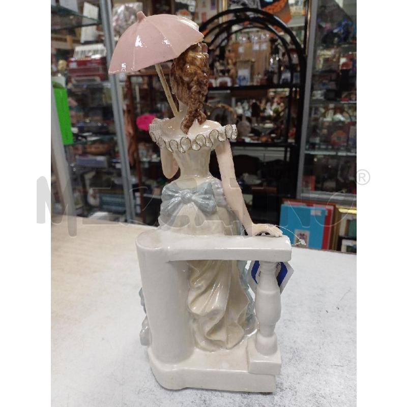 STATUA DAMA OMBRELLO ROSA  | Mercatino dell'Usato Moncalieri - fr. moriondo 3