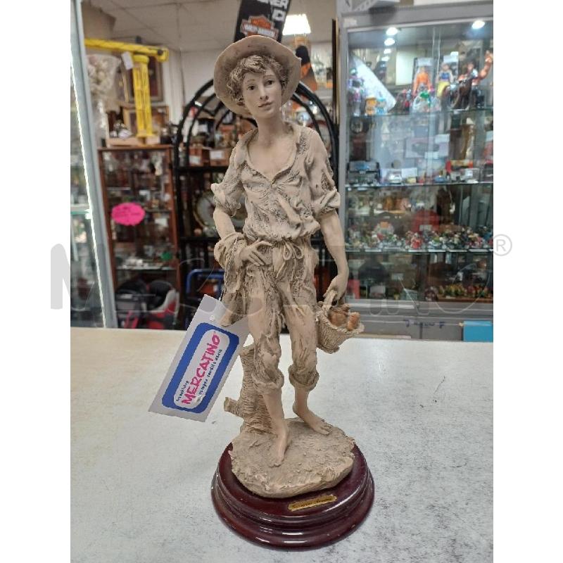 STATUA RAGAZZO CESTO FUNGHI ARMANI | Mercatino dell'Usato Moncalieri - fr. moriondo 1