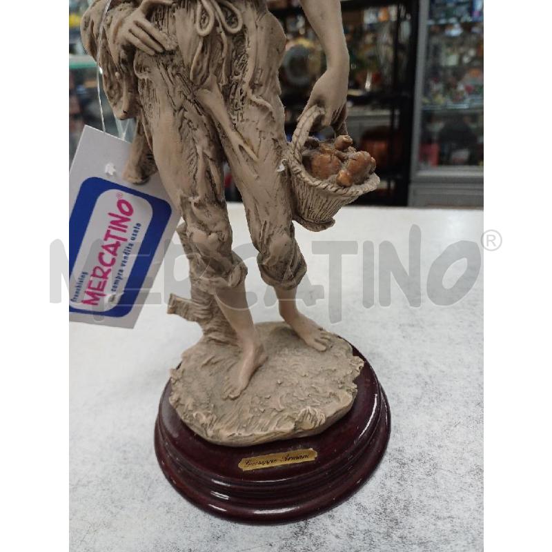 STATUA RAGAZZO CESTO FUNGHI ARMANI | Mercatino dell'Usato Moncalieri - fr. moriondo 2