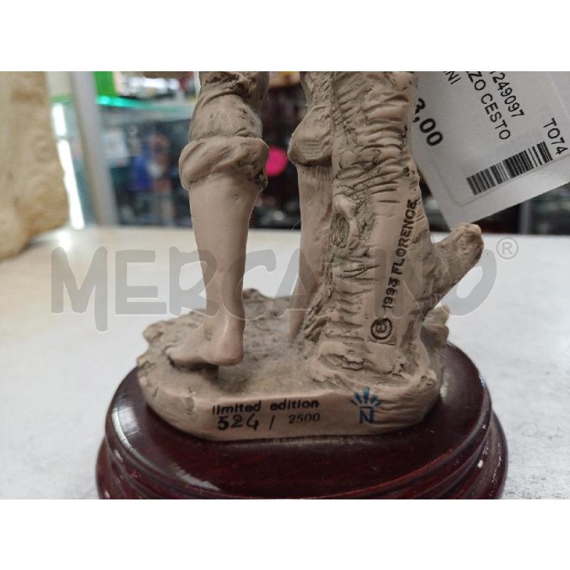 STATUA RAGAZZO CESTO FUNGHI ARMANI | Mercatino dell'Usato Moncalieri - fr. moriondo 5