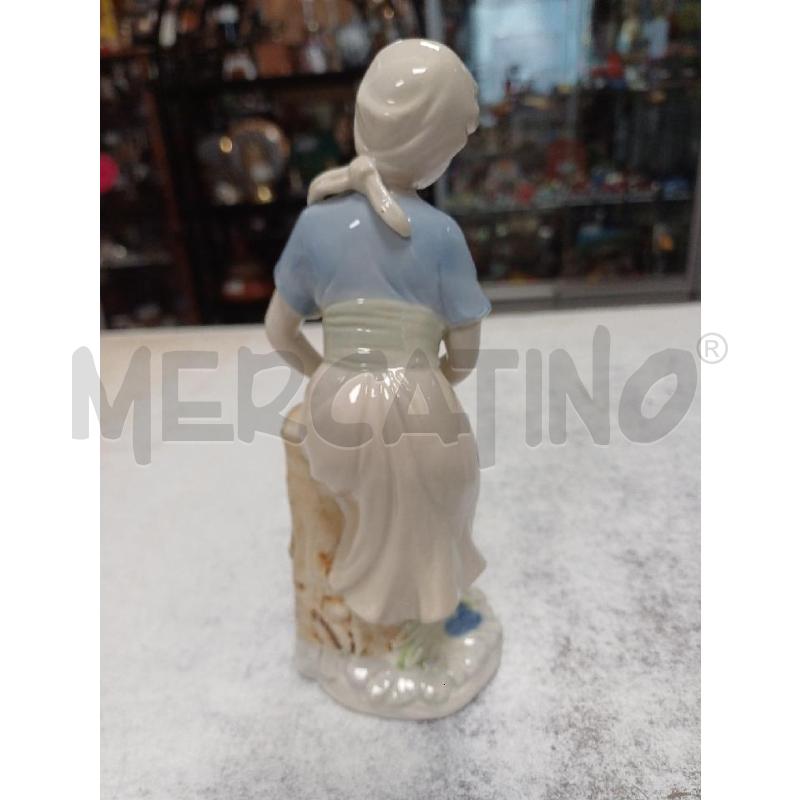 STATUETTA DAMA ALL FONTANA | Mercatino dell'Usato Moncalieri - fr. moriondo 3