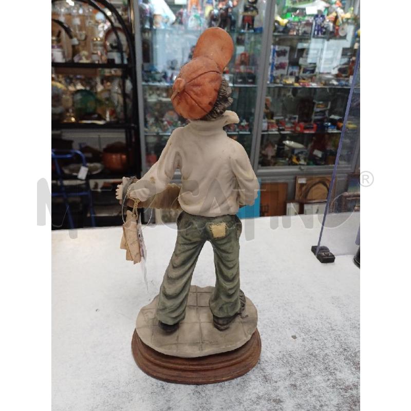 STATUETTA RAGAZZO RESINA COMBI | Mercatino dell'Usato Moncalieri - fr. moriondo 3