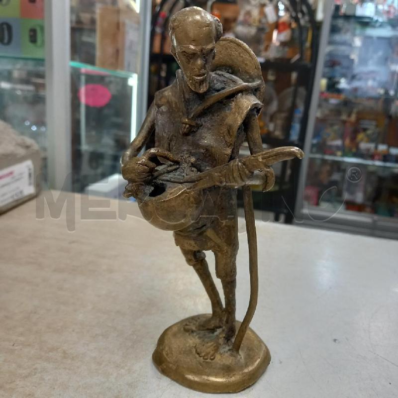STATUETTA UOMO MUSICISTA OTTONE | Mercatino dell'Usato Moncalieri - fr. moriondo 1
