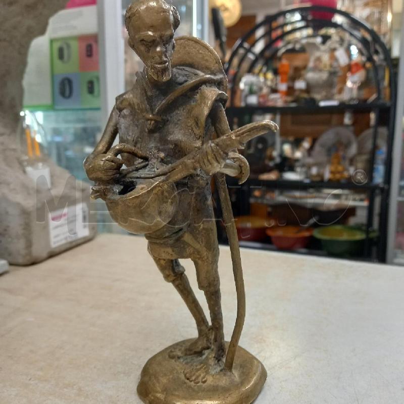 STATUETTA UOMO MUSICISTA OTTONE | Mercatino dell'Usato Moncalieri - fr. moriondo 4