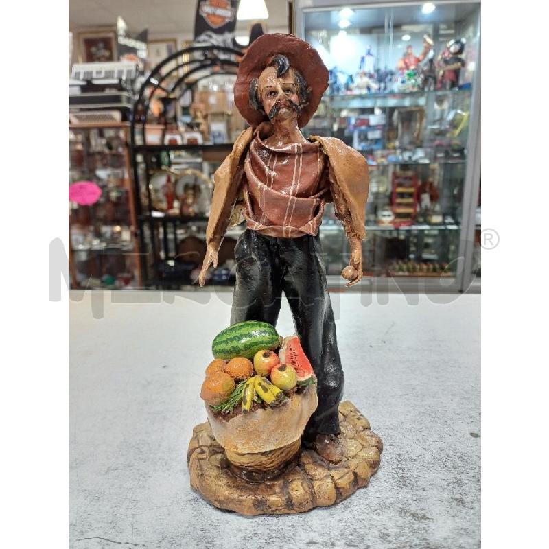 STATUETTA UOMO VECCHIO CESTO FRUTTA COCCIO | Mercatino dell'Usato Moncalieri - fr. moriondo 1
