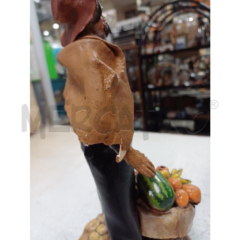 STATUETTA UOMO VECCHIO CESTO FRUTTA COCCIO | Mercatino dell'Usato Moncalieri - fr. moriondo 4