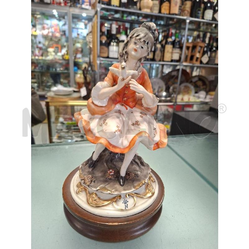 STATUINA CAPODIMONTE BAMBINA CON COLOMBA | Mercatino dell'Usato Moncalieri - fr. moriondo 1