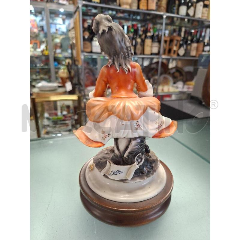 STATUINA CAPODIMONTE BAMBINA CON COLOMBA | Mercatino dell'Usato Moncalieri - fr. moriondo 2