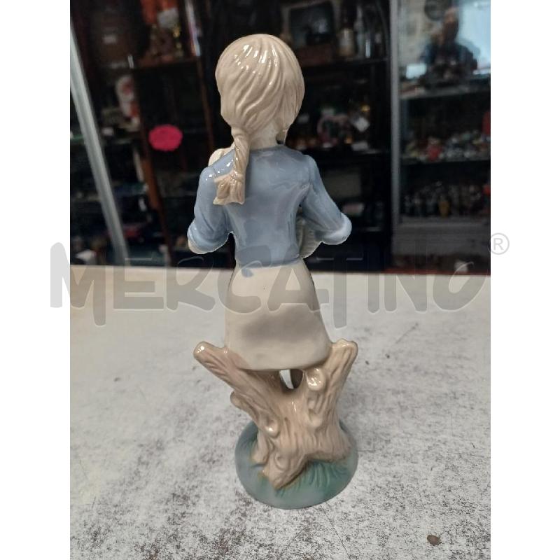 STATUINA CERAMICA BAMBINA CON MELA | Mercatino dell'Usato Moncalieri - fr. moriondo 2