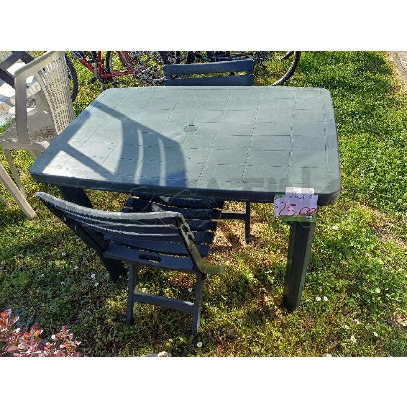 TAVOLO PLASTICA + 2 SEDIE VERDE  | Mercatino dell'Usato Moncalieri - fr. moriondo 1