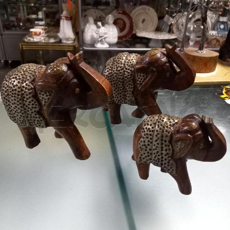 Tris elefanti in legno e metallo