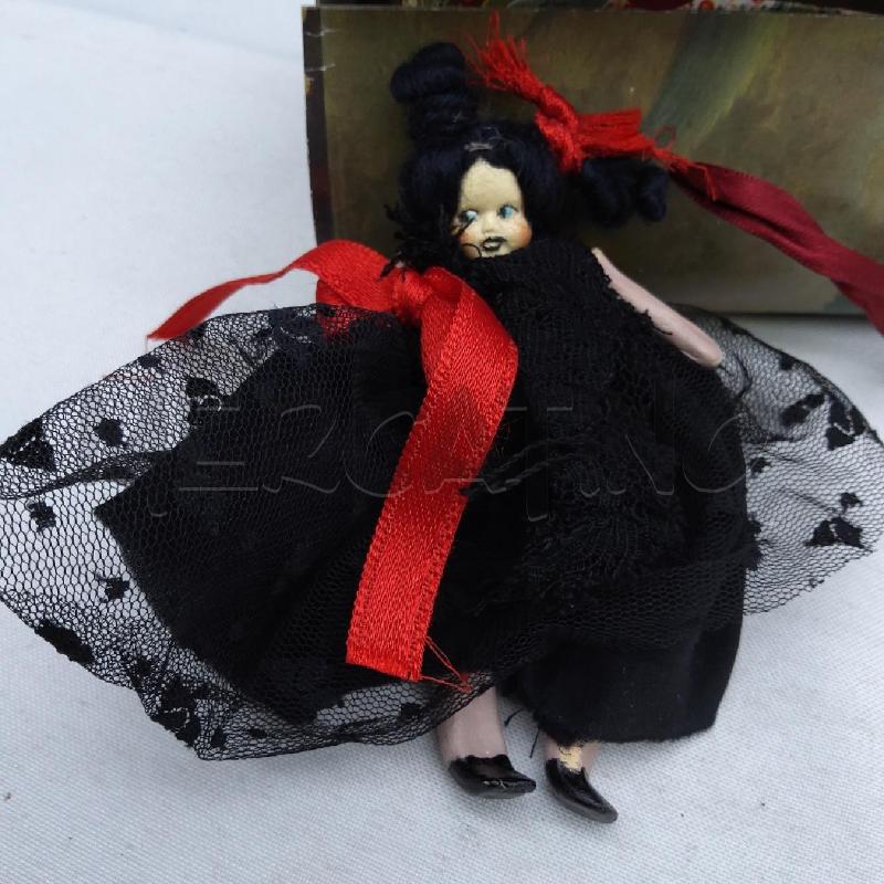 BAMBOLINA CERAMICA VESTITO NERO ROSSO | Mercatino dell'Usato San maurizio canavese 1