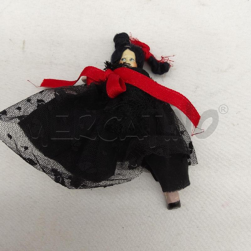 BAMBOLINA CERAMICA VESTITO NERO ROSSO | Mercatino dell'Usato San maurizio canavese 3