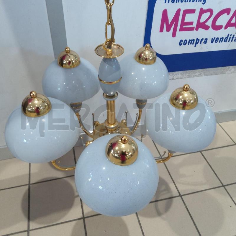 LAMPADARIO DORATO 5 LUCI COPPE VETRO SEMISFERA OPACO PUNTINATO | Mercatino dell'Usato San maurizio canavese 3