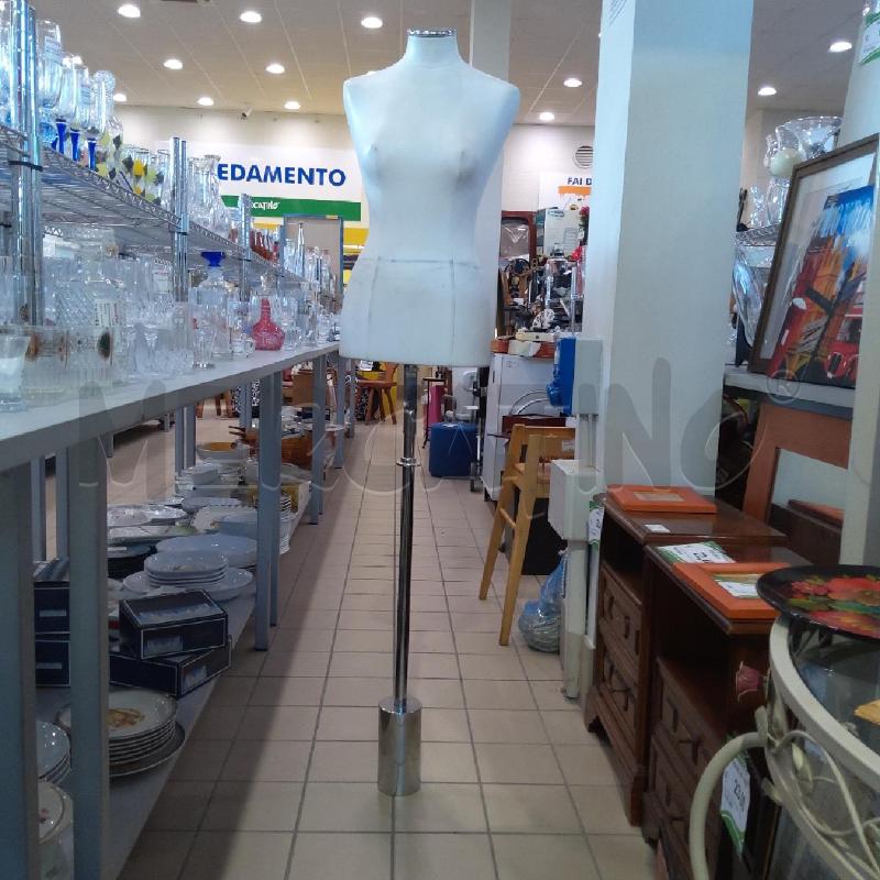MANICHINO BIANCO DONNA BASE ACCIAIO | Mercatino dell'Usato San maurizio canavese 2