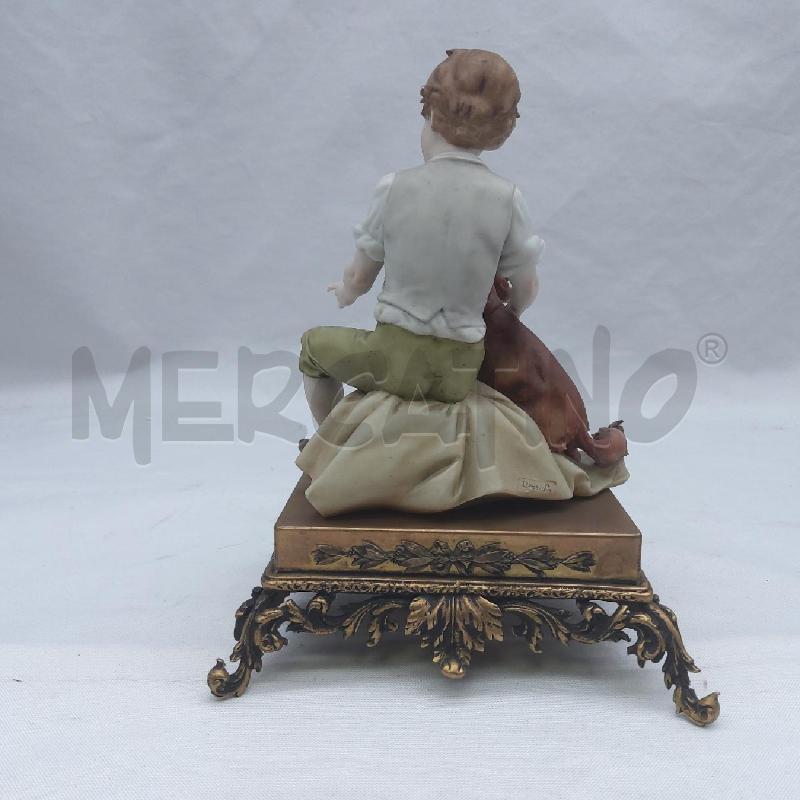 STATUINA CAPODIMONTE RAGAZZO CON CANE BASE METALLO | Mercatino dell'Usato San maurizio canavese 3