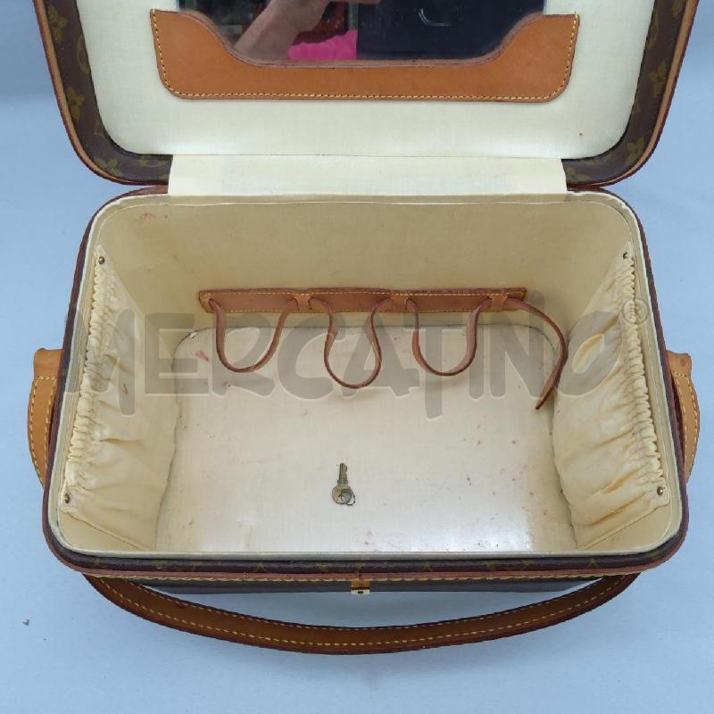 VANITY CASE LOUIS VUITTON TELA MONOGRAM NO LUCCHETTO E CHIUSURA LIEVEMENTE ROTTA  | Mercatino dell'Usato San maurizio canavese 4