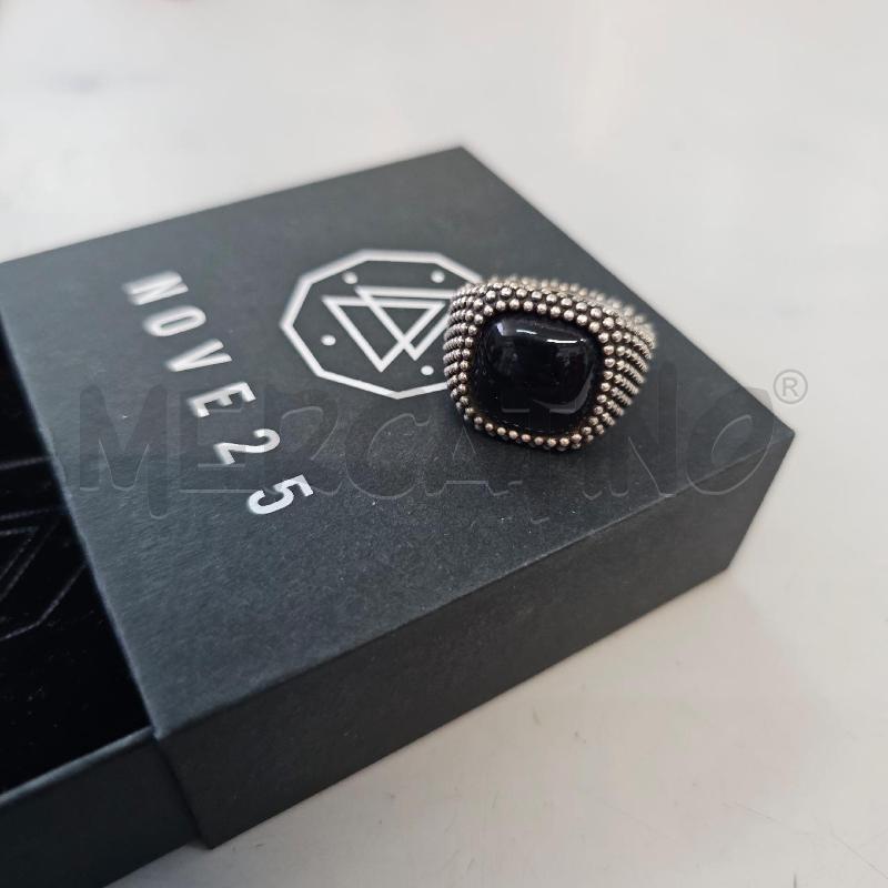 ANELLO UOMO NOVE25 CHEVALIER QUADRATO PUNTINATO CON PIETRA NERA | Mercatino dell'Usato Chivasso 1