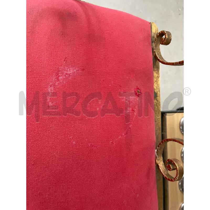 DIVANETTO FERRO BATTUTO STOFFA ROSSA OTTONATO  | Mercatino dell'Usato Chivasso 2