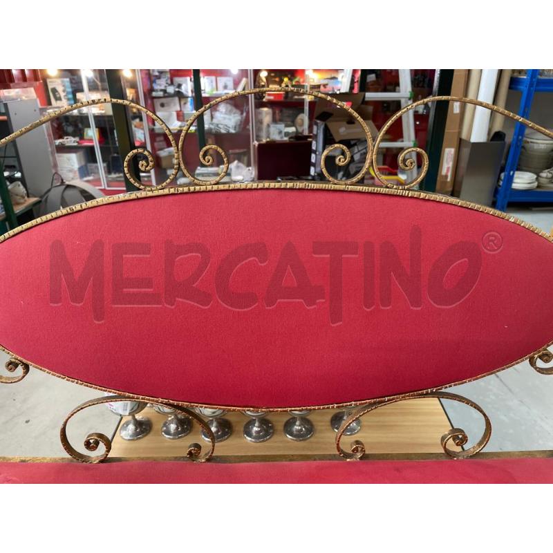 DIVANETTO FERRO BATTUTO STOFFA ROSSA OTTONATO  | Mercatino dell'Usato Chivasso 3