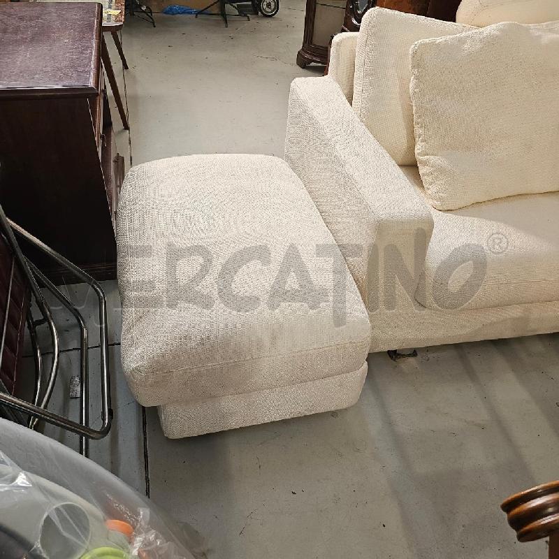 DIVANO POLTRONE E SOFA BIANCO CON POGGIAPIEDI | Mercatino dell'Usato Chivasso 2