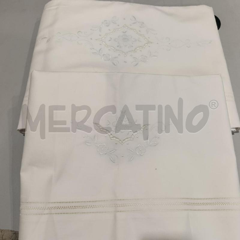 LENZUOLO MATRIMONIALE RICAMO FIORI AZZURRINO + FEDERE | Mercatino dell'Usato Chivasso 2