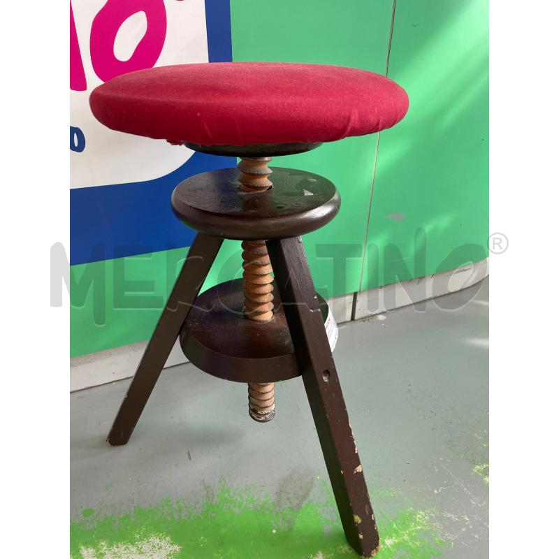 SGABELLO LEGNO A VITE STOFFA ROSSO SEGNI DI SVERNICIATURA  | Mercatino dell'Usato Chivasso 1