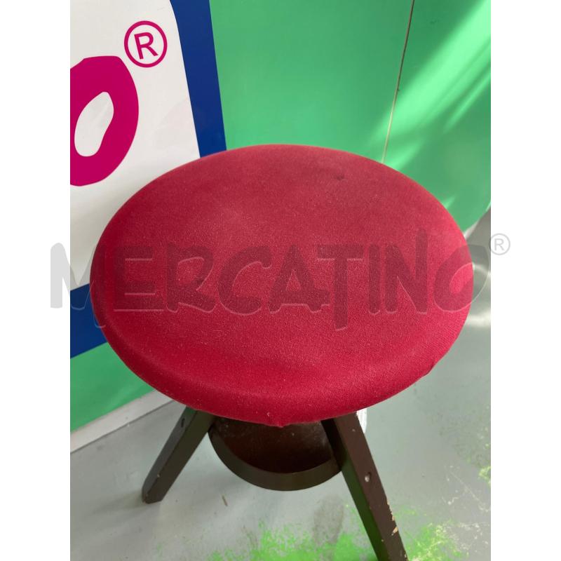 SGABELLO LEGNO A VITE STOFFA ROSSO SEGNI DI SVERNICIATURA  | Mercatino dell'Usato Chivasso 2
