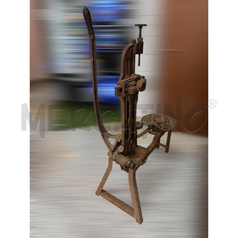 COLLEZIONE TAPPATRICE PER BOTTIGLIE IN GHISA CON SEDILE | Mercatino dell'Usato Osasco 4