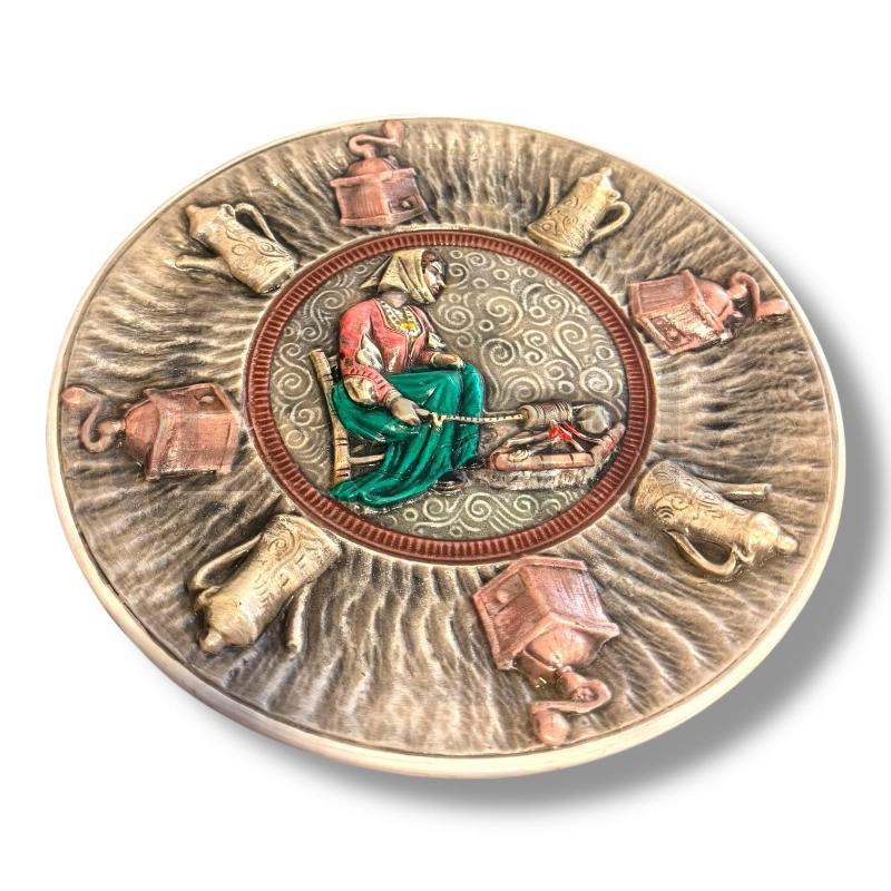 PIATTO TERRACOTTA SIGNORA CON CARAFFE E MACININI DEL CARMEN NUORO | Mercatino dell'Usato Osasco 1