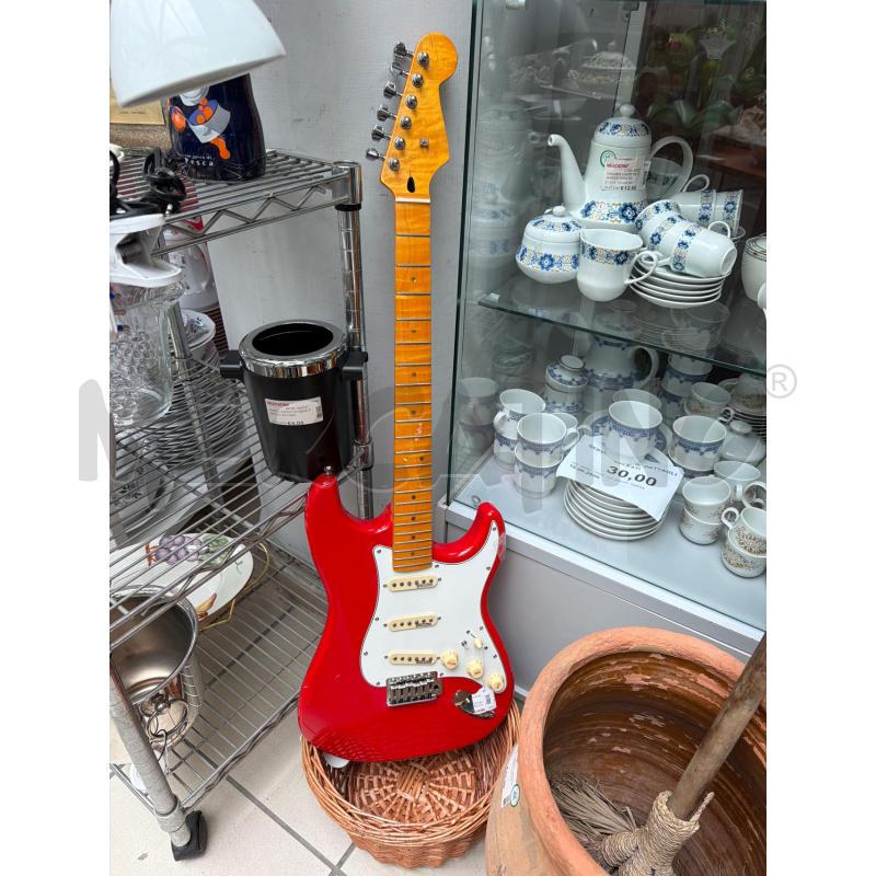 CHITARRA ELETTRICA ROSSA E BIANCA | Mercatino dell'Usato Trapani via libica 1