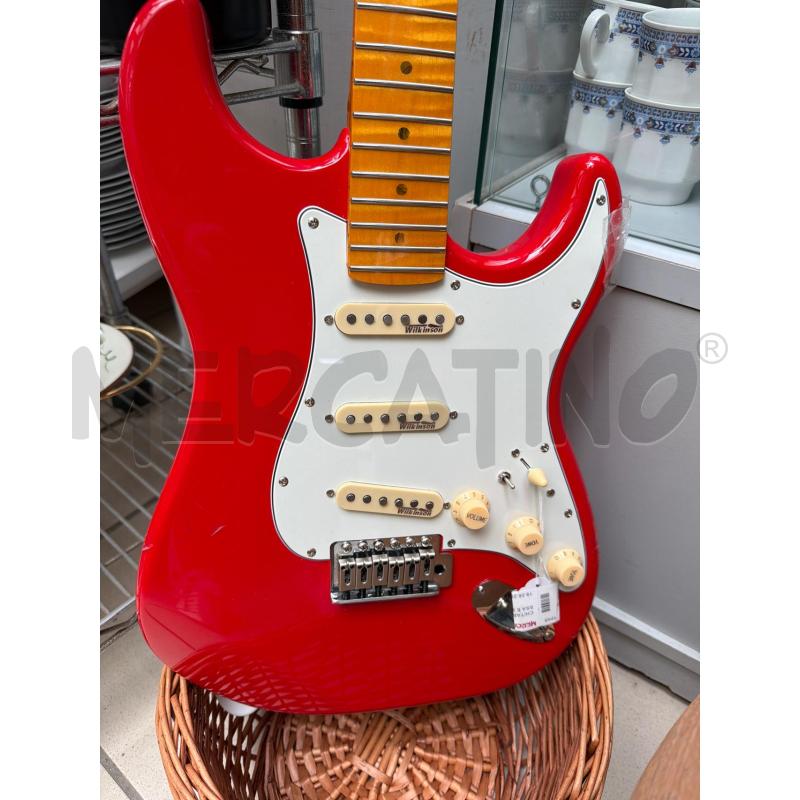 CHITARRA ELETTRICA ROSSA E BIANCA | Mercatino dell'Usato Trapani via libica 2