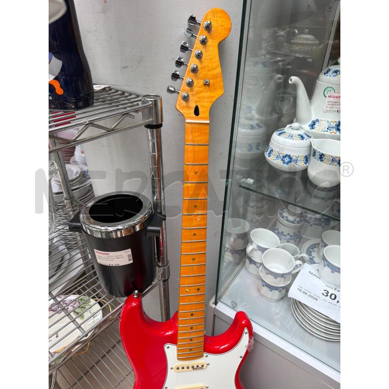 CHITARRA ELETTRICA ROSSA E BIANCA | Mercatino dell'Usato Trapani via libica 3