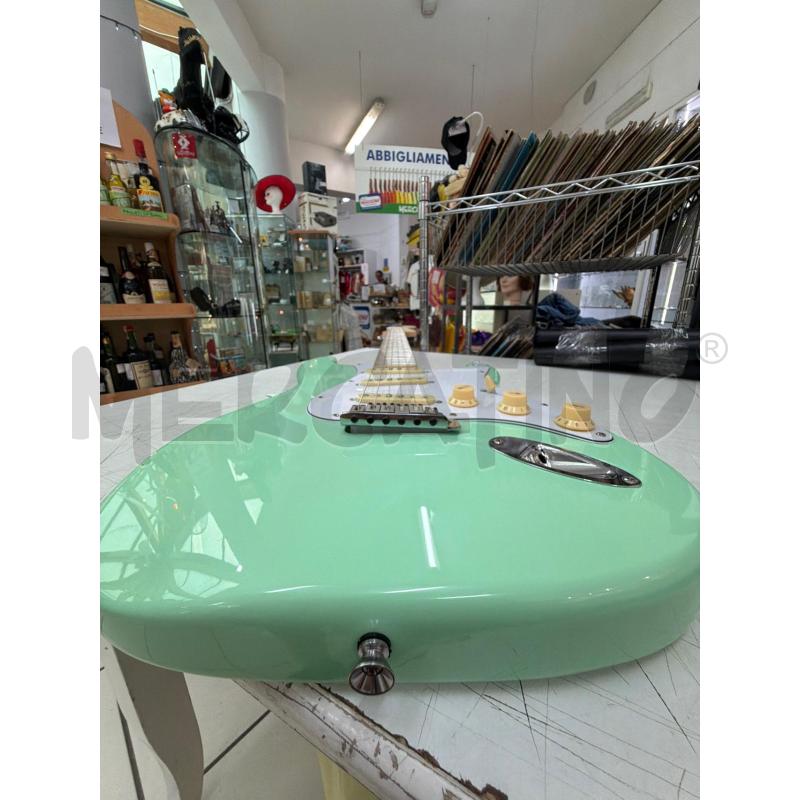 CHITARRA ELETTRICA TURCHESE E BIANCO | Mercatino dell'Usato Trapani via libica 3