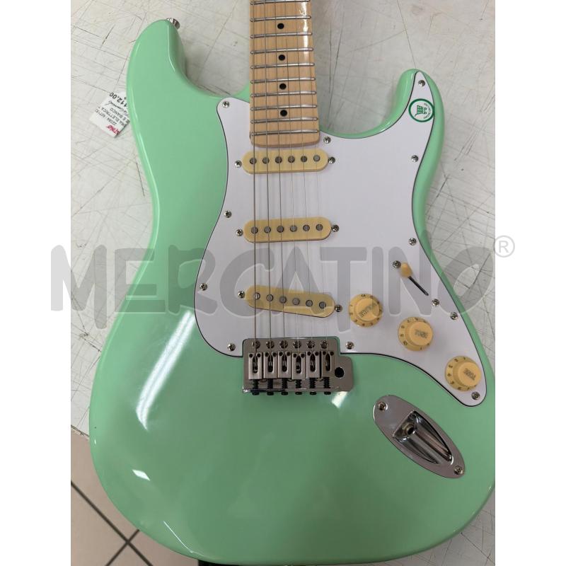 CHITARRA ELETTRICA TURCHESE E BIANCO | Mercatino dell'Usato Trapani via libica 4