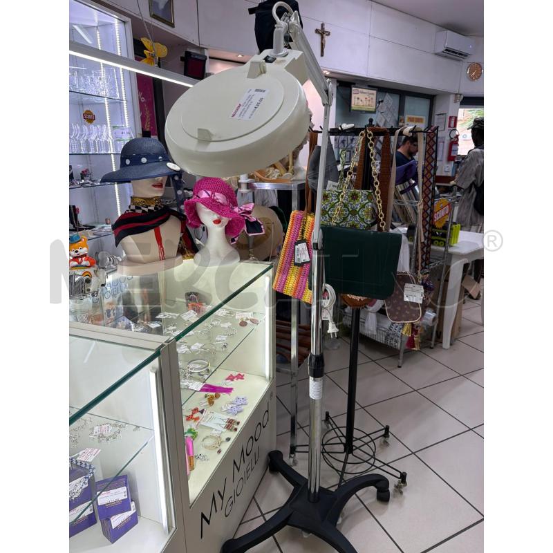 LAMPADA CON PIEDISTALLO CON LENTE DI INGRANDIMENTO | Mercatino dell'Usato Trapani via libica 1
