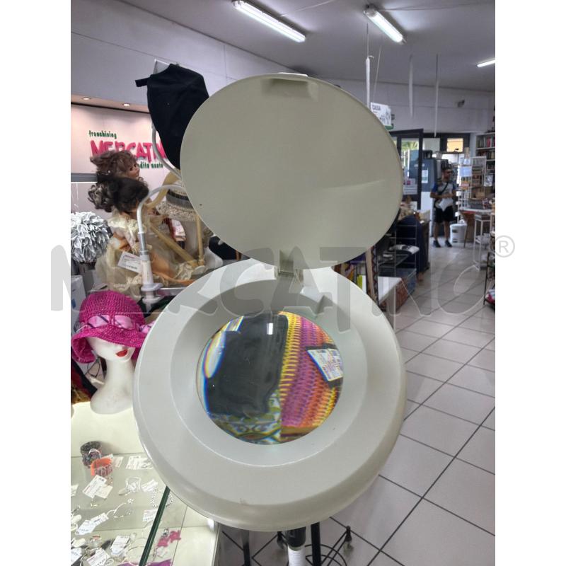 LAMPADA CON PIEDISTALLO CON LENTE DI INGRANDIMENTO | Mercatino dell'Usato Trapani via libica 2