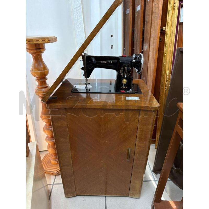 MACCHINA CUCIRE SINGER NERA E MOBILUCCIO  | Mercatino dell'Usato Trapani via libica 1