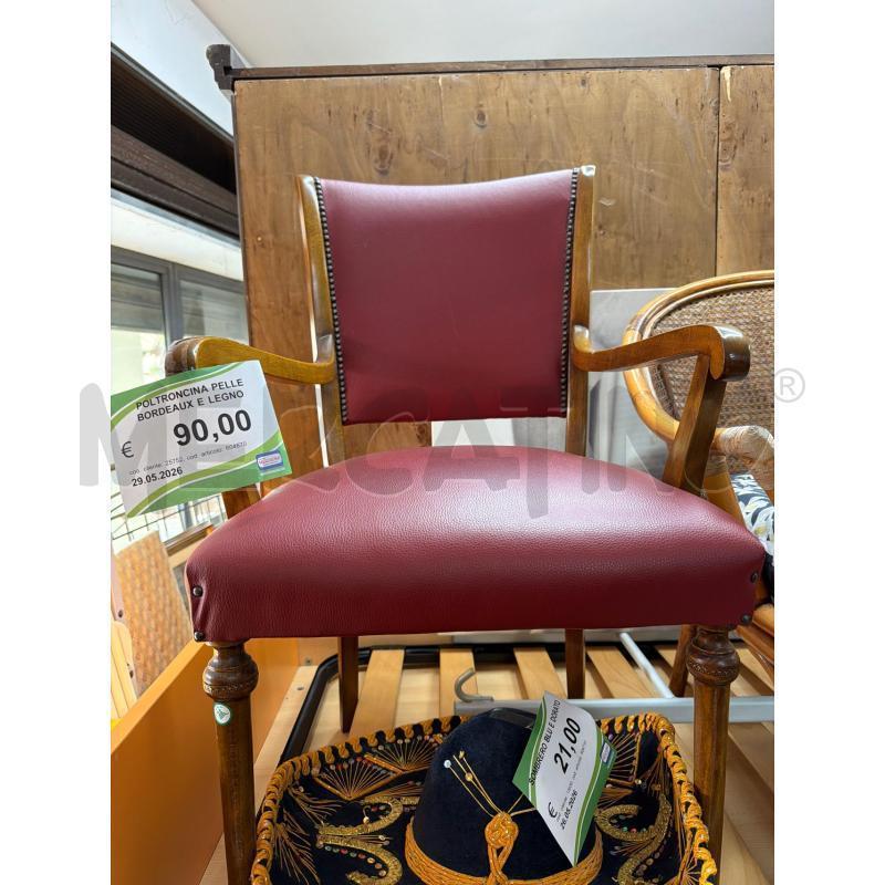 POLTRONCINA PELLE BORDEAUX E LEGNO  | Mercatino dell'Usato Trapani via libica 4