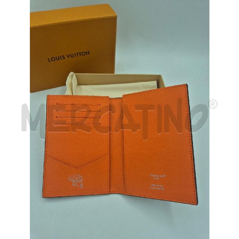 PORTA PASSAPORTO LOUIS VUITTON SFUMATO MARRONE BIANCO E ROSSO  | Mercatino dell'Usato Trapani via libica 2