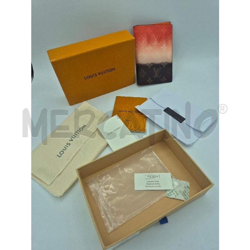 PORTA PASSAPORTO LOUIS VUITTON SFUMATO MARRONE BIANCO E ROSSO  | Mercatino dell'Usato Trapani via libica 5