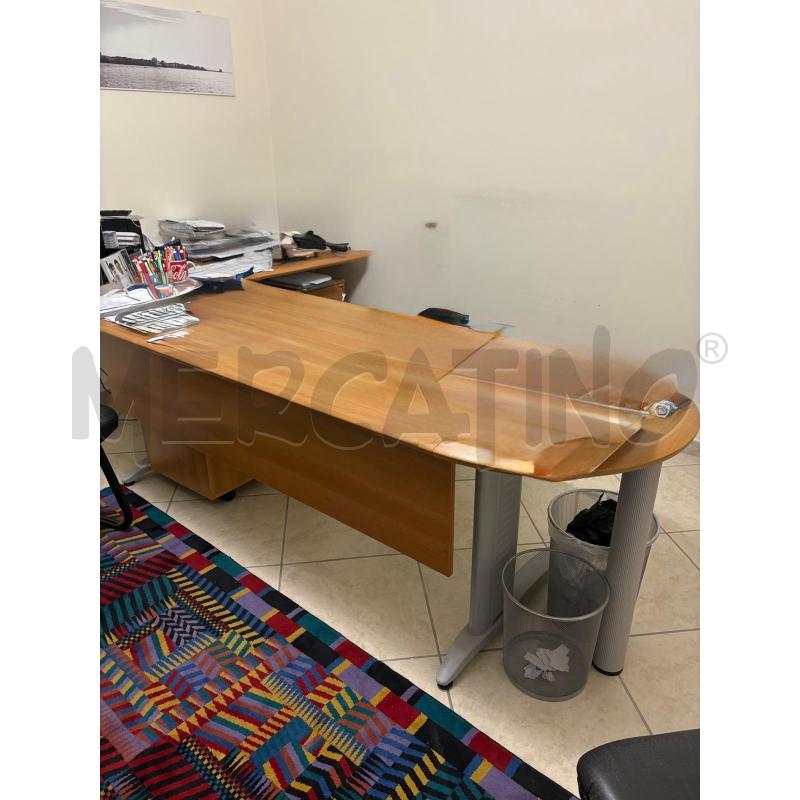 SCRIVANIA UFFICIO MARRONE PIEDI METALLO 100X80 | Mercatino dell'Usato Trapani via libica 1
