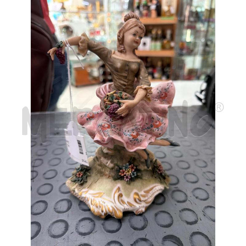 SCULTURA CAPODIMONTE DAMA CON UVA  | Mercatino dell'Usato Trapani via libica 1