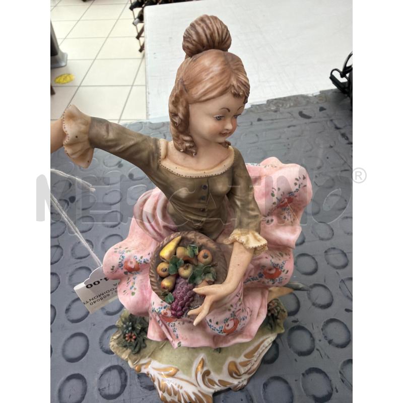 SCULTURA CAPODIMONTE DAMA CON UVA  | Mercatino dell'Usato Trapani via libica 2
