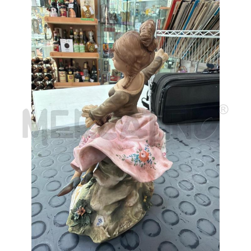 SCULTURA CAPODIMONTE DAMA CON UVA  | Mercatino dell'Usato Trapani via libica 3