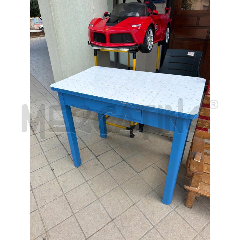 TAVOLO LEGNO BLU E MATTONELLE | Mercatino dell'Usato Trapani via libica 1