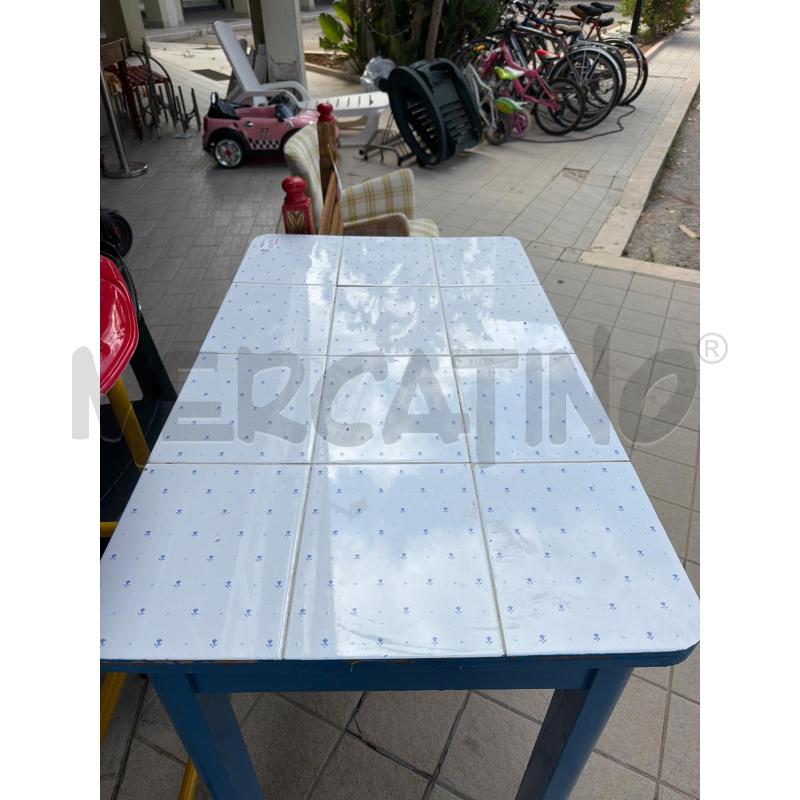 TAVOLO LEGNO BLU E MATTONELLE | Mercatino dell'Usato Trapani via libica 2